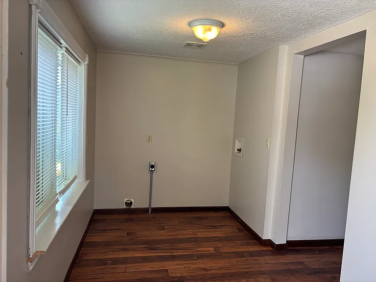 104 N Grove St — Photo 11
