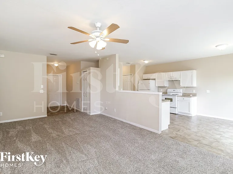 2067 N Chamberlain Blvd — Photo 2