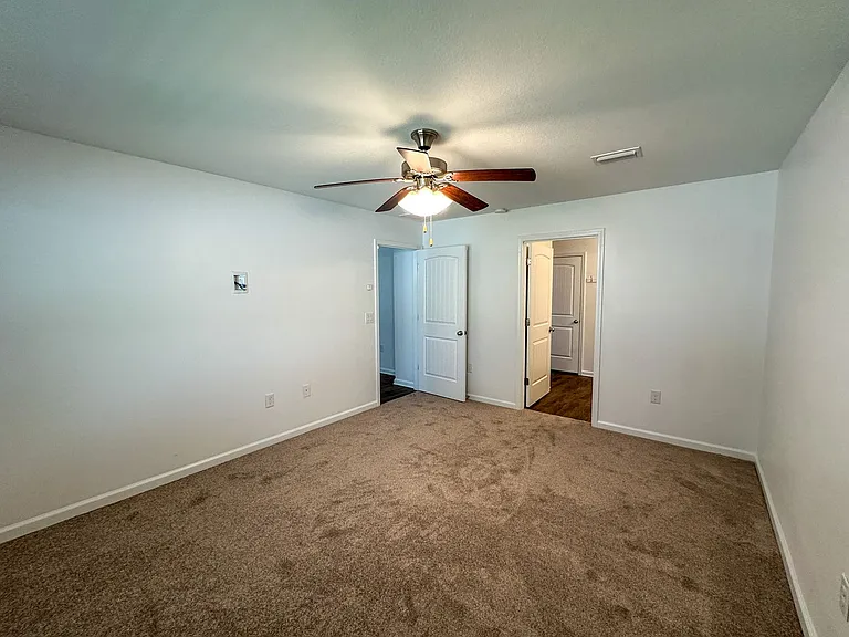 2123 Waltham St — Photo 9