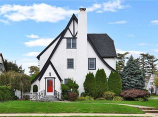 15 De Mott Ave, Rockville Centre, NY 11570