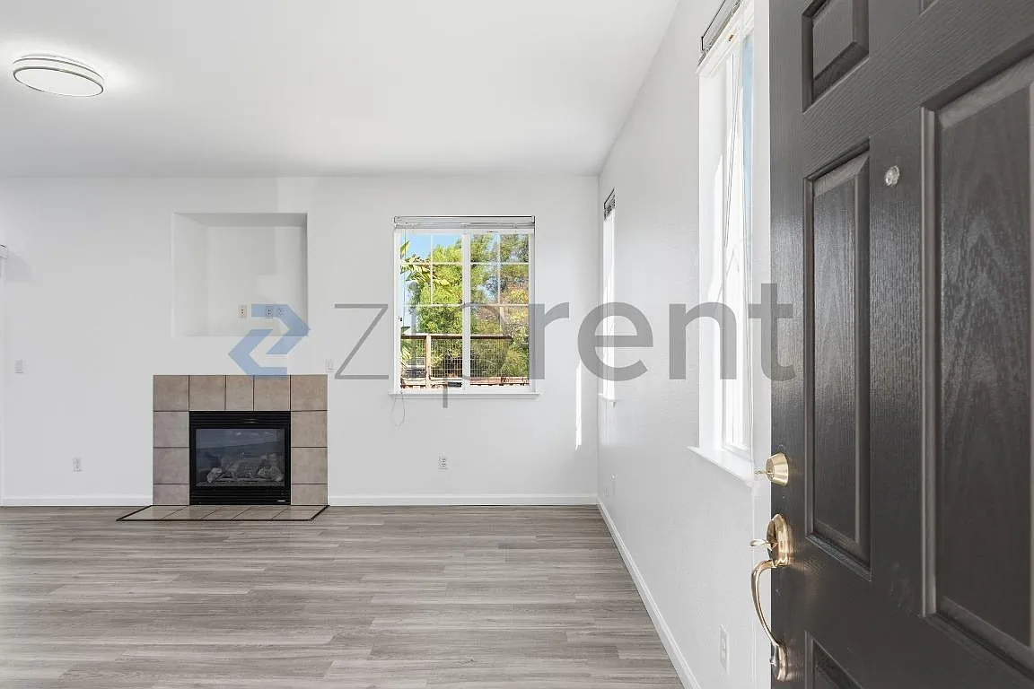 3 bed, 2.5 bath, 1361 sqft, $3,255 — Photo 4
