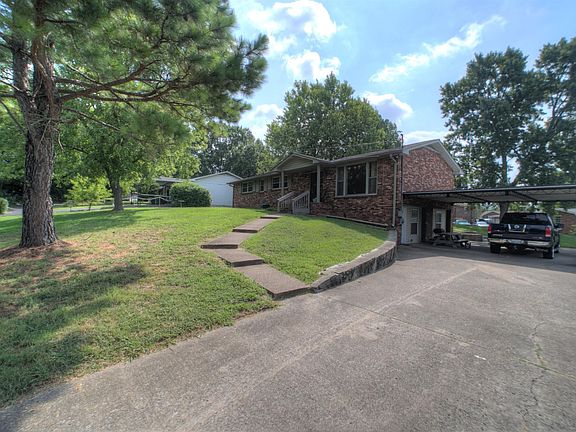 2nd image of 3137 Larkspur Dr