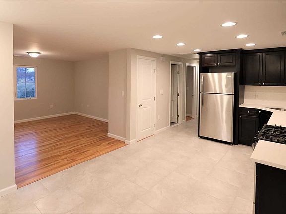 4th image of 14 Lee Gray Ct #B
