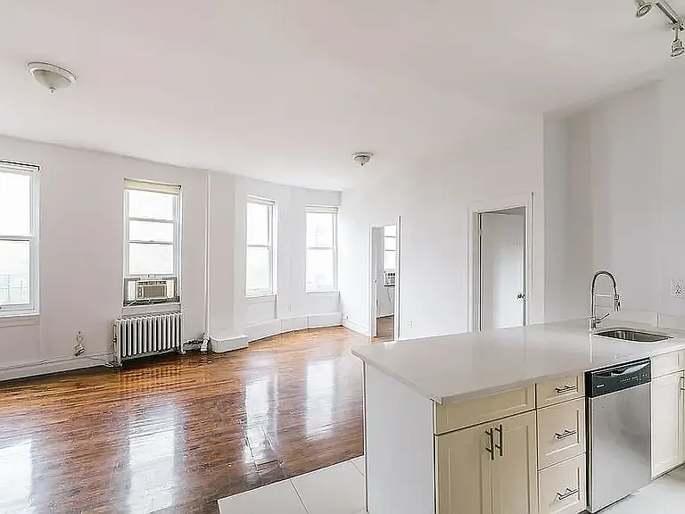 2 Bank St #6 — Photo 1