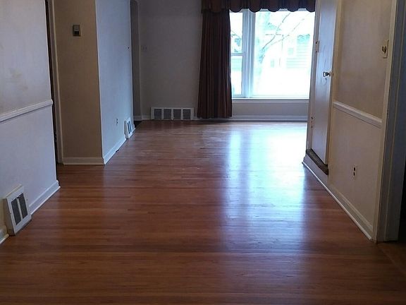 4th image of 8420 Roseland Ct