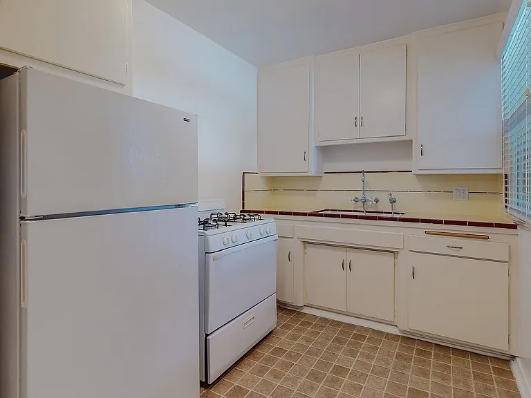 Westwood Hills Apartment — Photo 11