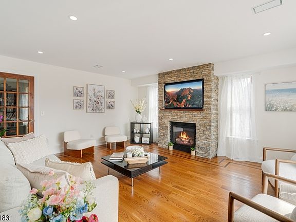 3rd image of 8 Dean Ct