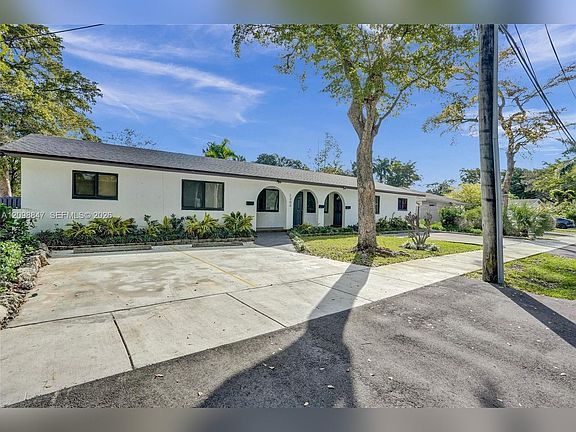 3rd image of 2300 SW 18th Ter