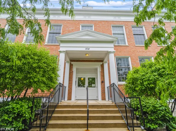 154 School St APT 202, Libertyville, IL 60048