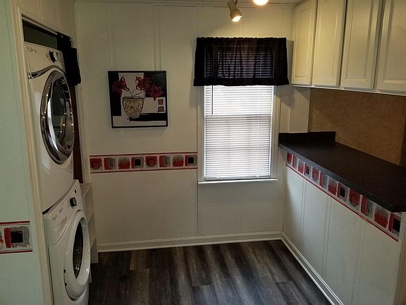 5th image of 2029 E Powell Ave