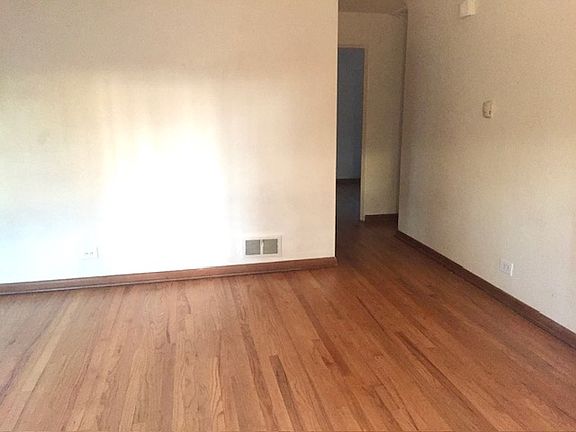 Living Room 12' x 15'
...Hallway to Bedrooms & Bath