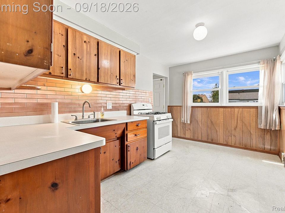 22434 Hillock Ave, photo 14