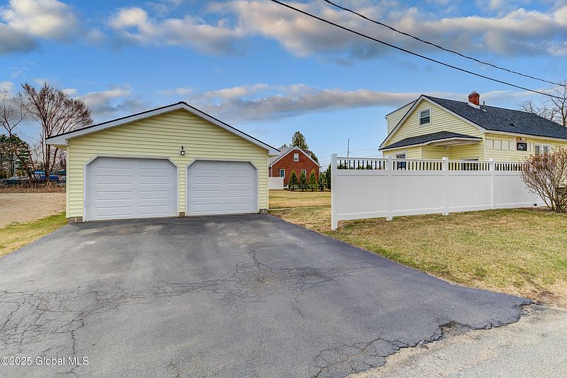 2nd image of 28 Wedgewood Avenue