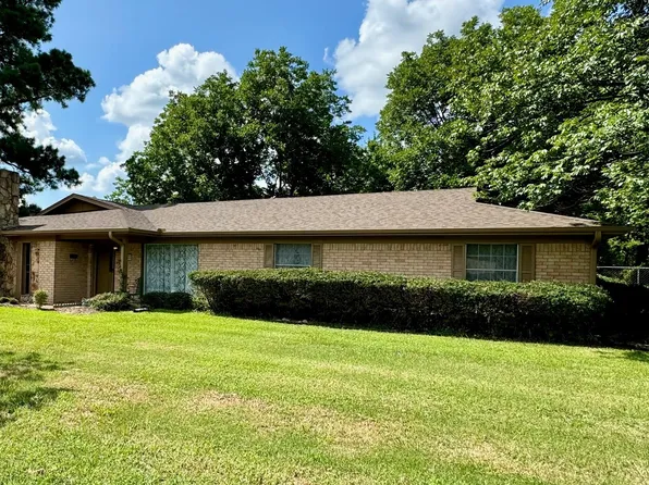 803 W 4th St, Clarksville, TX 75426