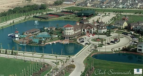 Club house with swimming pool, gym, tennis courts, lakes and many more.