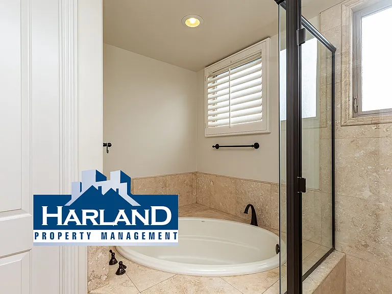 1368 Oliver Ave — Photo 24