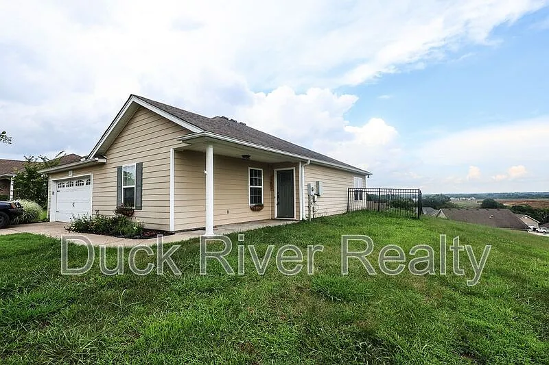 3 bed, 2.0 bath, 1447 sqft, $2,050 — Photo 2