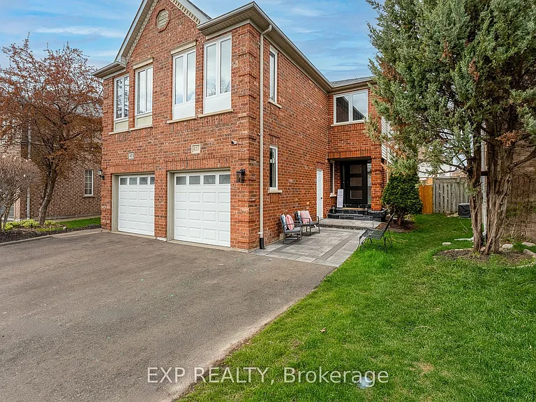 457 Heddle Cres — Photo 2