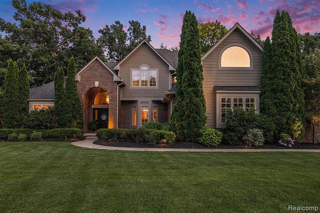 2282 Sandlewood Dr, White Lake, MI 48383 MLS 20230058183 Zillow