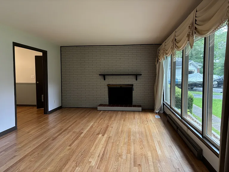 302 Hampton Rd — Photo 2