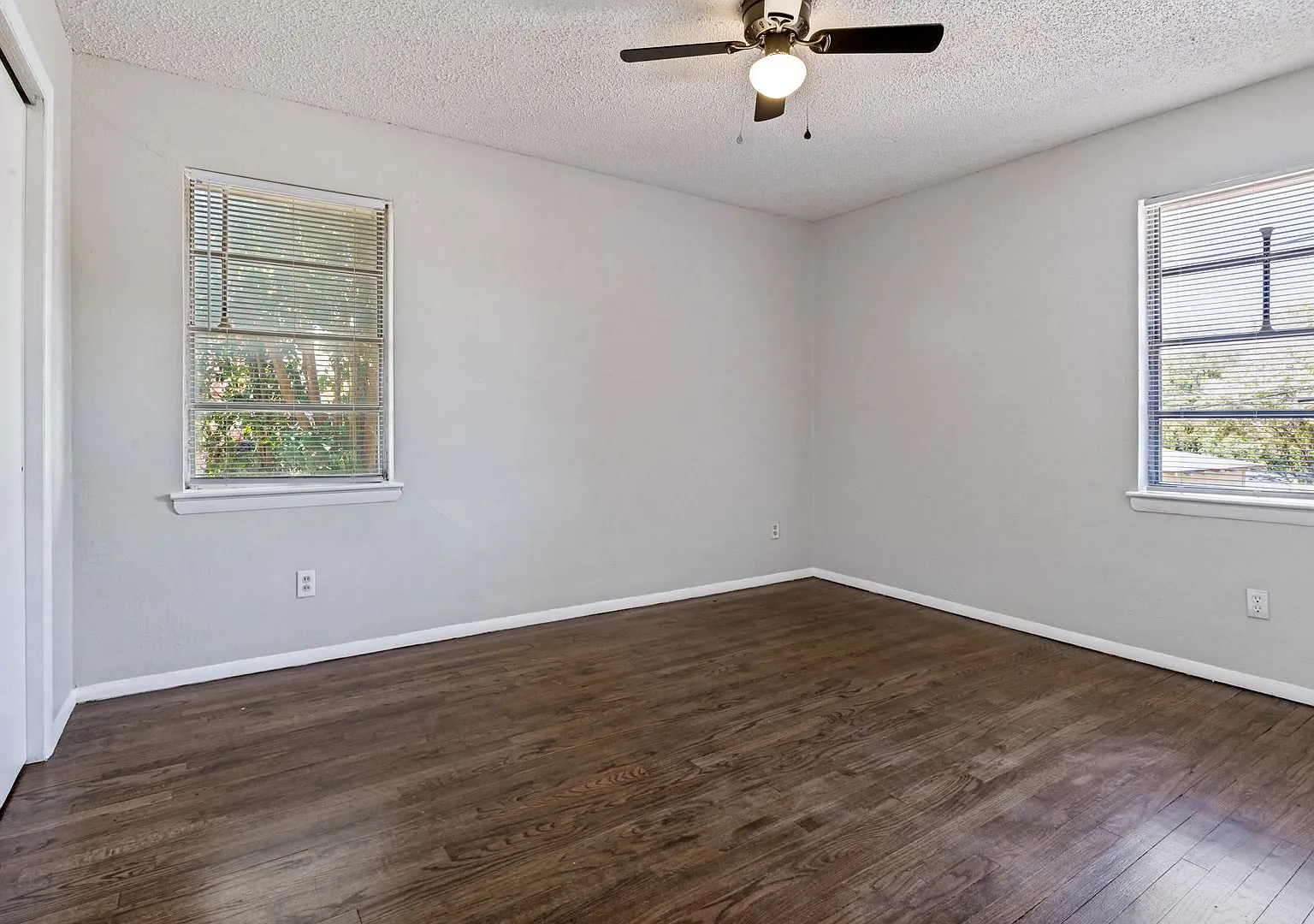 Cozy 2 Bed, 1 Bath Home with Mature Trees in Claremont, Dallas - Available for Lease! — Photo 3