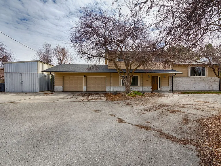 2960 S Apple St — Photo 2