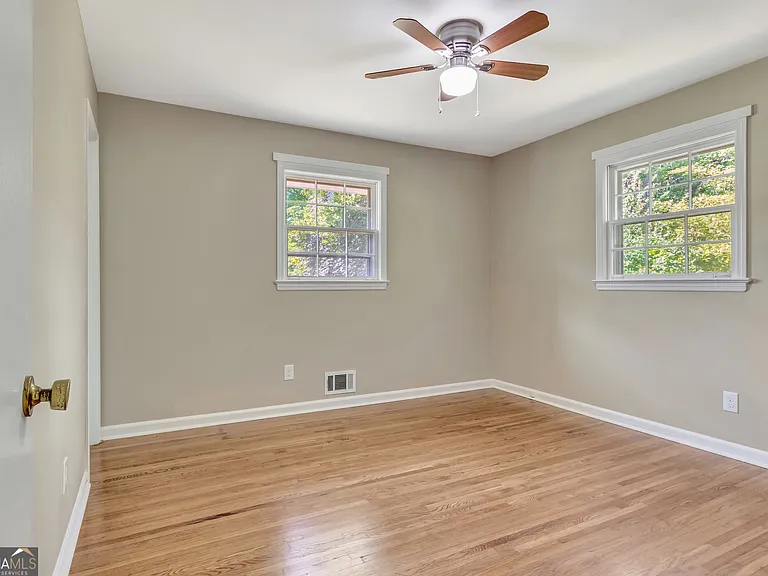 335 Kelly Dr — Photo 10