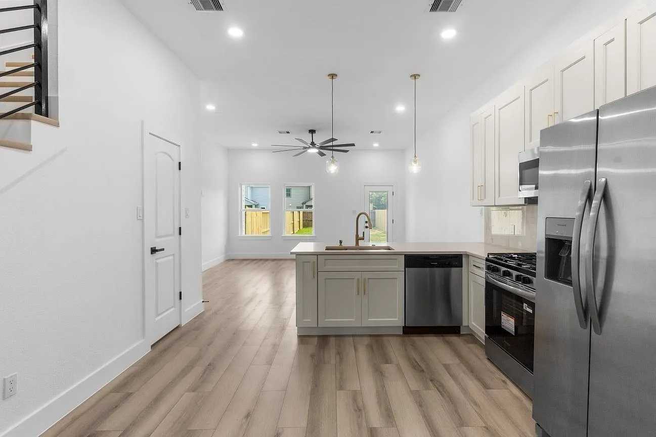 4 bed, 2.5 bath, 1900 sqft, $2,500 — Photo 4