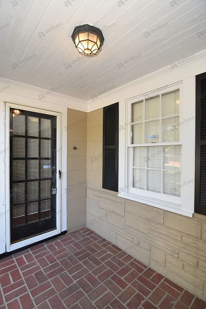 2 Bed/1 Bath house near Medical Center, washer & dryer unit included! — Photo 2
