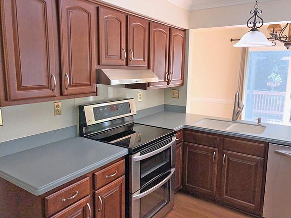 KITCHEN WITH CORIAN COUNTER TOPS
