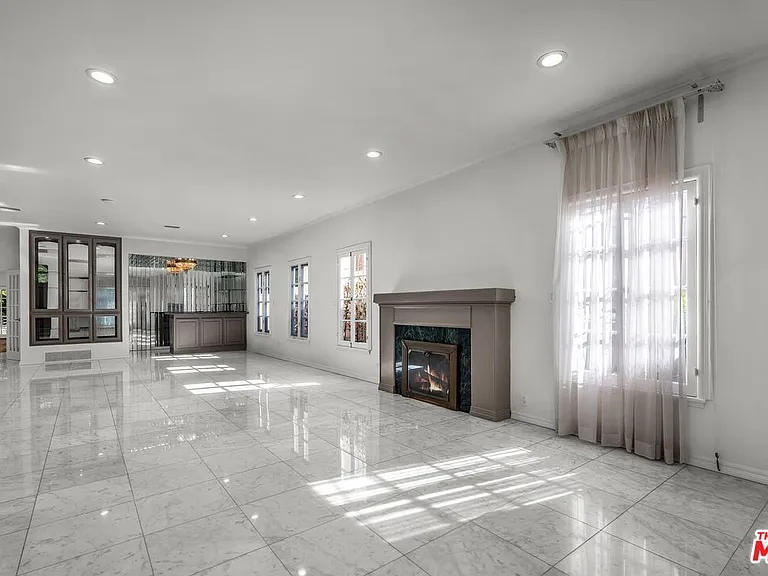 10810 Rochester Ave — Photo 35