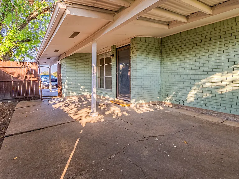 709 Royal Crest Dr — Photo 5