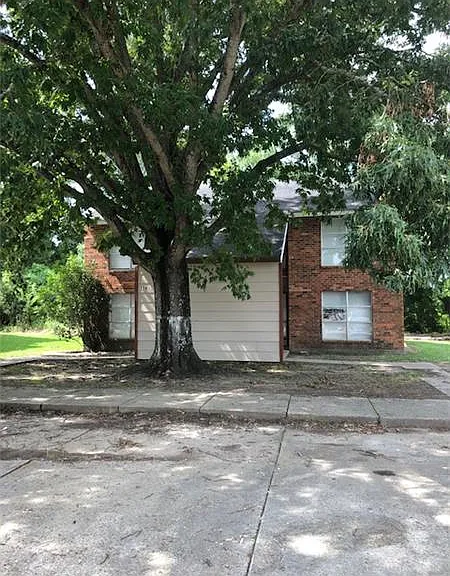 114 N Marigny Cir #D — Photo 2