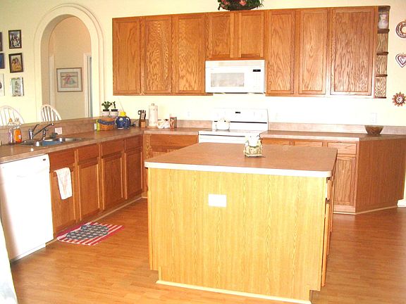 large, open kitchen w/island