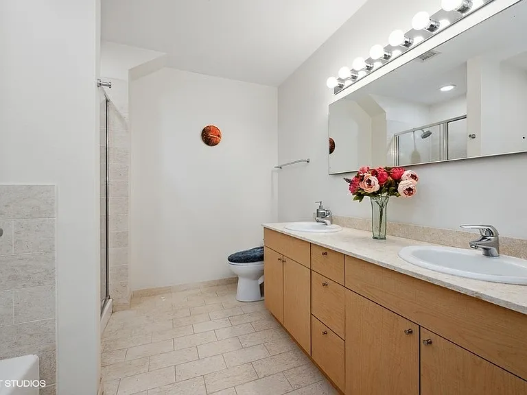 653 N Kingsbury St #1401 — Photo 13