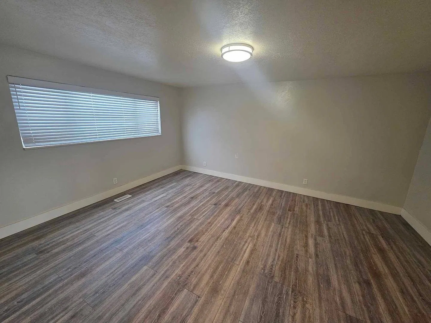 Spacious 3-Bedroom Apartment — Photo 3