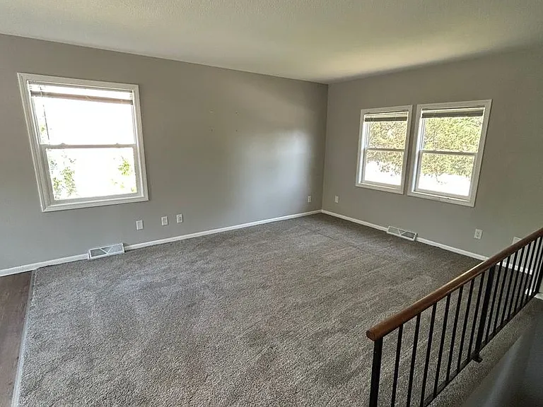 4377 Oxford Dr — Photo 2