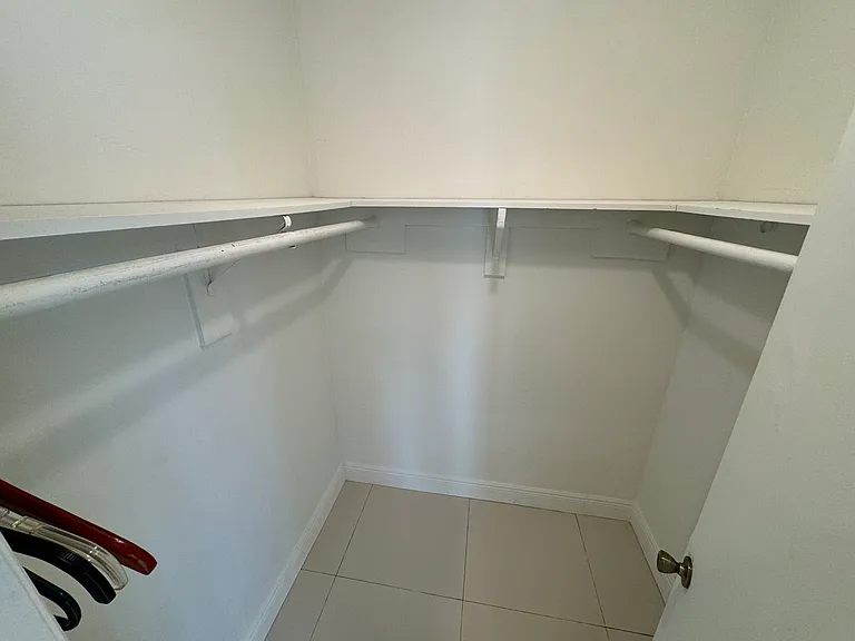 1001 SE 16th St #4 — Photo 11