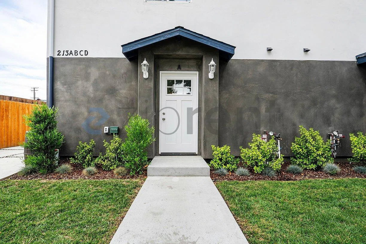 213 E Raymond St — Photo 3