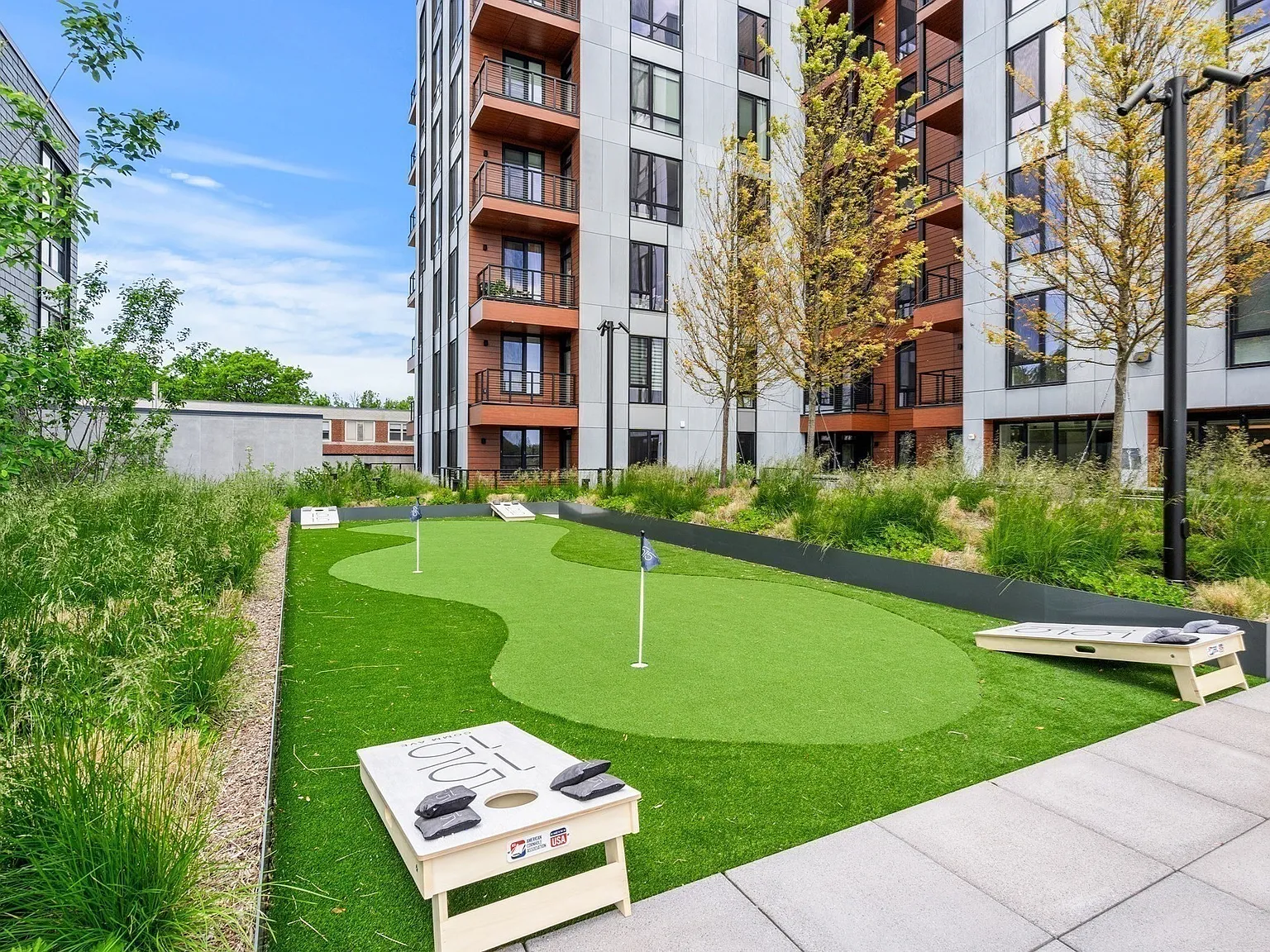 2 bed, 857 sqft, $3,900 — Photo 3