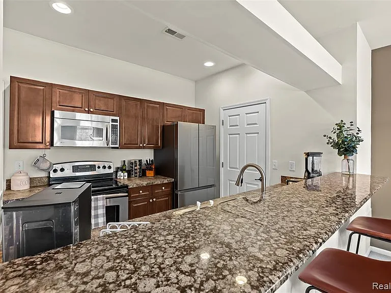 17 N Squirrel Rd — Photo 17