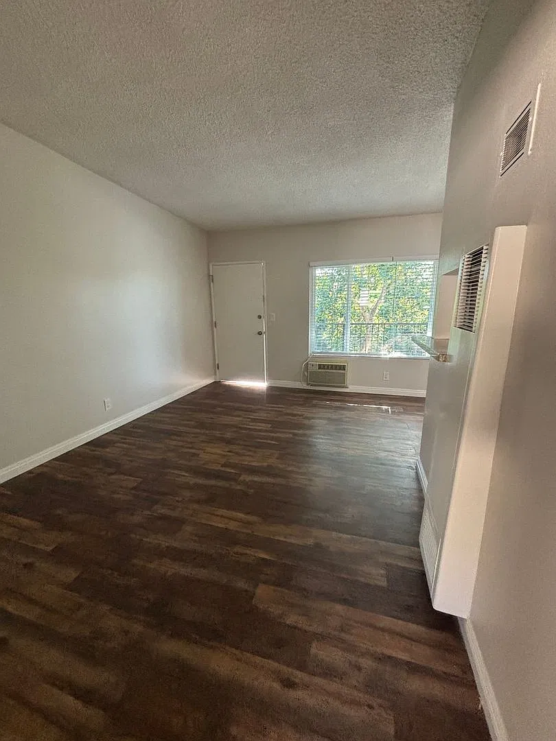 933 S Roberts St — Photo 2