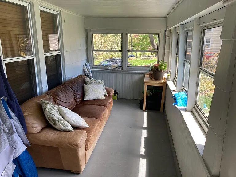 Front porch
(not furnished)
