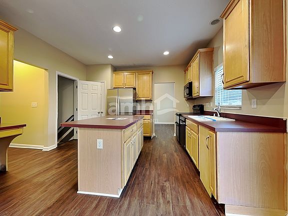 3rd image of 210 Waterstone Dr