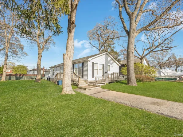 320 S Fulton Avenue, Lindenhurst, NY 11757