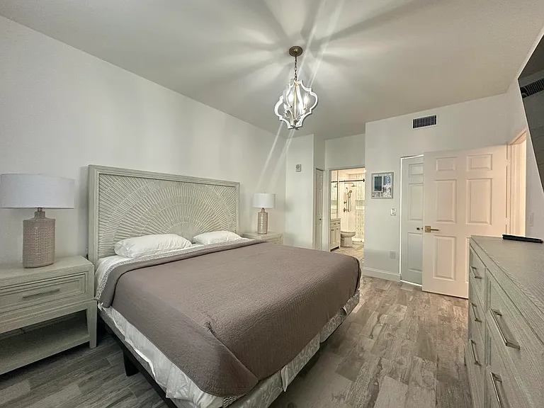 630 Sapodilla Ave #104 — Photo 4
