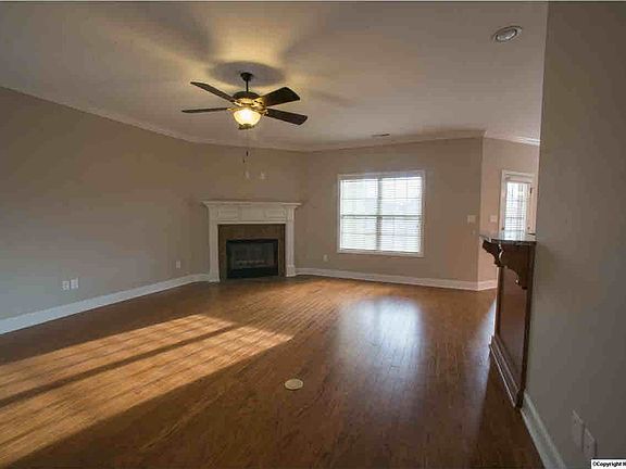 3rd image of 414 Creekwater Cir