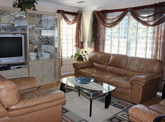 3rd image of 225 Ashbury Ln W