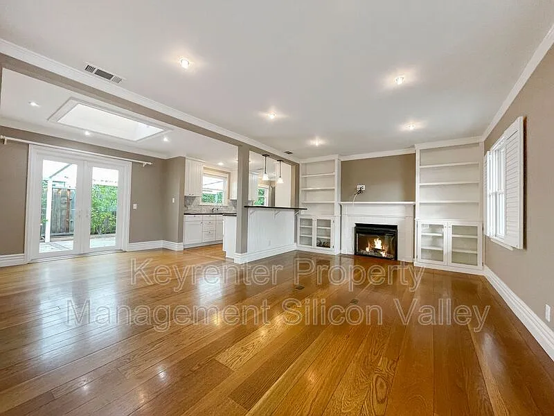 2 bed, 1.5 bath, 992 sqft, $5,695 — Photo 4