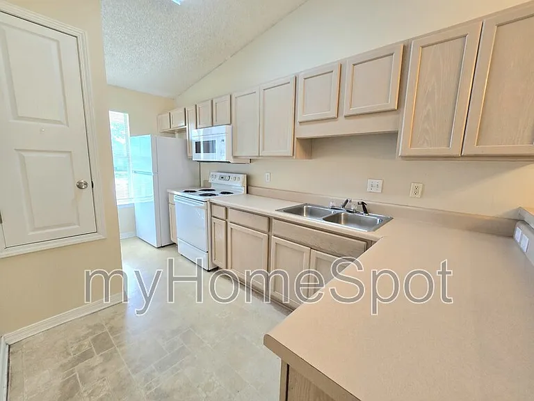 9580 Cobblebrook Dr — Photo 5